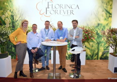 De stand van Könst Alstroemeria was helemaal in de stijl van hun Florinca Forever. Anouk en Andre Hoogenboom (aan de linkerkant) van Hoogenboom Alstroemeria kwamen een bezoekje brengen aan de stand, samen met Onno Dobbe (in het midden) van Onno Dobbe Alstroemeria. Men werd ontvangen door Paco van der Louw en Bart Tesselaar, de beide mannen rechts.